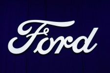 　４月４日、フォード・モーターは、カナダと米テネシー州で計画していた電気自動車（ＥＶ）のローンチを延期すると発表した。写真はフォードのロゴ。米ニューヨークのマンハッタンで昨年４月撮影（２０２４　ロイター／David 'Dee' Delgado）