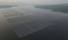 　昨年の世界の再生可能エネルギー発電容量の伸びは気候変動目標を達成するために必要な伸びの半分足らずにとどまったと、有力シンクタンクが指摘した。写真はインドネシア西ジャワ州の太陽光発電施設。昨年１１月撮影（２０２４年　ロイター／Willy Kurniawan）