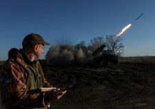 ウクライナ東部の拠点であるドネツク州チャソフヤール近郊で５日、ウクライナ軍とロシア軍が激しい戦闘を繰り広げた。ウクライナ側はロシア軍が同市に接近したことを否定している。写真は４月４日、ウクライナ東部ドネツク州の前線でロケット弾を発射するウクライナ兵（２０２４年　ロイター／Sofiia Gatilova）