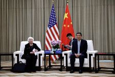 　イエレン米財務長官は６日、中国の何立峰副首相と会談し「均衡の取れた」経済成長について協議を開始することで合意したと述べた。（２０２４年　ロイター/Tingshu Wang）