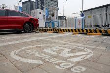 　北京郊外・小武基の目立たない脇道を入った場所に、国営石油大手の中国石油化工集団（シノペック） が昨年１２月に開設した電気自動車（ＥＶ）充電ステーションがある。写真は２月、北京市内で撮影（２０２４年　ロイター/Florence Lo）