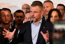 　　スロバキアで４月６日に行われた大統領選の決選投票で、左派のフィツォ首相に近いペテル・ペレグリニ氏が当選した。写真は７日、ブラスチスラバで支援者を前にスピーチするペレグリニ氏（２０２４年　ロイター/Radovan Stoklasa）