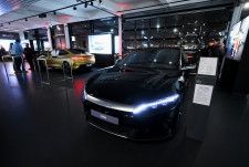 　中国の王文濤商務相は４月７日にパリで開かれた企業とのラウンドテーブルで、中国の電気自動車（ＥＶ）企業が補助金に頼って競争上の優位性を得ようとしているという事実はないと述べた。写真は１月、独ベルリンのディーラーに展示されたBYDのEV車（２０２４年　ロイター/Annegret Hilse）