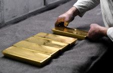 ４月５日、  スイスの金製錬会社ＭＫＳ・ＰＡＭＰの金属戦略責任者、ニッキー・シールズ氏が２０２４年の金相場見通しを修正して以降、市場関係者の間から「金はココアに追随するか、追随できるか」という疑問が提起されている。写真は２０２３年９月、ロシア・ノボシビルスクの精錬工場で撮影（２０２４年　ロイター/Alexander Manzyuk）