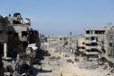 パレスチナ自治区ガザでの休戦を巡りエジプトの首都カイロで行われた協議で進展があり、基本的な項目について全関係者が合意したと、エジプト国営テレビ局アルカヘラ・ニュースが８日、同国高官筋の話として伝えた。写真は破壊された建物。ガザ地区ハンユニスで７日撮影（２０２４年　ロイター／Ahmed Zakot）