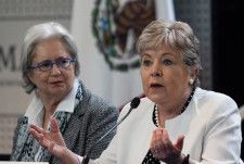 エクアドルのメキシコ大使館職員は７日、メキシコに帰国した。エクアドルの警察が首都キトのメキシコ大使館に強行突入してグラス元副大統領を逮捕したことを受け、メキシコは同国との外交関係を停止していた。写真は大使館職員の帰国後に会見するメキシコのバルセナ外相（２０２４年　ロイター/Quetzalli Nicte-Ha）