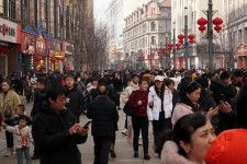 先祖を供養する中国の伝統的な祭日「清明節」に伴う３連休（今年は４─６日）で、国内１人当たりの旅行支出額が４３５元（６０．１４ドル）となり、新型コロナウイルス流行前となる５年前の連休中に記録された額を約１．１％上回ったことが国金証券の調査で分かった。写真は２月の春節に上海で撮影（２０２４年　ロイター／Nicoco Chan）