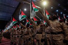 イスラエル軍は８日早く、レバノン南部の村を空爆し、親イラン武装組織ヒズボラの野戦司令官を殺害した。ヒズボラ構成員のパレード、ベイルート近郊で５日撮影。（2024年　ロイター/Mohamed Azakir）
