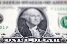 終盤のニューヨーク外為市場では、今週発表される米インフレ統計を控え、ドルが下落した。２０２２年７月撮影（２０２４年　ロイター/Dado Ruvic）
