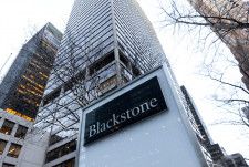 　４月８日、 米投資会社ブラックストーンは賃貸集合住宅の不動産投資信託（ＲＥＩＴ）のアパートメント・インカムＲＥＩＴを１００億ドルで買収すると発表した。写真はニューヨークのブラックストーン本社。２０２３年１月撮影（２０２４年　ロイター/Jeenah Moon）