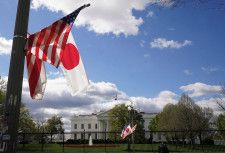 　４月８日、バイデン米大統領は今週、日本の岸田文雄首相とフィリピンのマルコス大統領とワシントンで首脳会談を行い、経済・防衛関係の強化を図る。写真は岸田首相の訪米を前に掲揚された日米の国旗。５日、ホワイトハウス付近で撮影（２０２４年　ロイター/Kevin Lamarque）