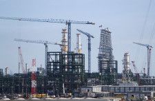 　４月８日、メキシコの国営石油会社ペメックスは５月から原油輸出を少なくとも日量３３万バレル削減する計画で、欧米やアジア顧客への供給が３分の１減る見通しだ。２０２２年７月、同国タバスコ州にあるペメックスの生産施設で撮影（２０２４年　ロイター/Edgard Garrido）