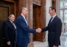 イランのアブドラヒアン外相は８日、シリアの首都ダマスカスにあるイラン大使館で新たな領事部の建物を開設した。写真はシリアのアサド大統領と握手するアブドラヒアン外相。４月８日、ダマスカスで撮影（２０２４年　SANA/Handout via REUTERS）