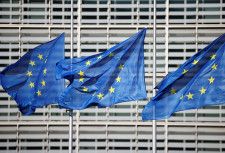 　４月８日、欧州連合（ＥＵ）は、ウクライナ産農産物の輸入がＥＵの関税免除措置により急増した場合の緊急輸入制限（セーフガード）の導入について暫定合意に達した。写真はＥＵの旗。ベルギーのブリュッセルで昨年３月撮影（２０２４　ロイター／Johanna Geron）