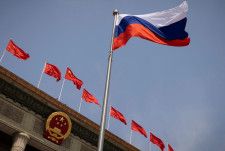 　中国を訪問したロシアのラブロフ外相は９日、北京で王毅外相と会談し、関係強化の一環としてテロとの戦いで協力を続ける意向を示した。写真はロシアのミシュスチン首相の訪問の際に北京の人民大会堂前に掲げられたロシア国旗。昨年５月代表撮影（２０２４年　ロイター）