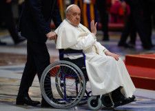 ローマ教皇庁（バチカン）は８日発表した文書で、性別適合手術やジェンダー論、代理母出産について人間の尊厳を脅かすとして反対する見解を表明した。写真はフランシスコ教皇。バチカンで２月撮影。（2024年 ロイター/Remo Casilli）