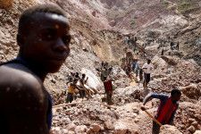 米シンクタンクの米国平和研究所（ＵＳＩＰ）は９日公表した報告書で、米国は重要鉱物の調達で中国への依存度を下げるために、アフリカ諸国との商業関係を強化する必要があるとの見解を示した。コンゴ民主共和国のコルタン採掘鉱山で２０１９年撮影。（2024年　ロイター/Baz Ratner/File Photo）