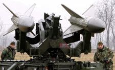 米政府はウクライナに提供した地対空ミサイル「ホーク」の機能維持・拡充に向け、最大１億３８００万ドル相当の装備を同国に売却する。写真はトリノ五輪の警備に使うホークの確認作業をするイタリア軍兵士。２００６年２月、イタリアのトリノで撮影（２０２４年　ロイター/Chris Helgren）