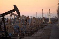 米エネルギー情報局（ＥＩＡ）は９日、２０２４年の米国の産油見通しを日量２８万バレル増の同１３２１万バレルと、従来予想から上方修正した。２５年も５１万バレル増の１３７２万バレルに引き上げた。写真は２０１３年７月、カリフォルニア州ロングビーチで撮影（２０２４年　ロイター/David McNew）