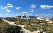 　４月９日、米エネルギー情報局（ＥＩＡ）は短期エネルギー見通し（ＳＴＥＯ）で、２０２４年は米国の天然ガス生産が減少する一方で需要が過去最高を更新すると予想した。写真は液化天然ガス輸出業者の貯蔵タンクとガス冷却装置。米テキサス州で昨年２月撮影（２０２４　ロイター／ARATHY SOMASEKHAR）