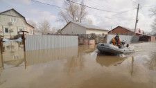 　ロシアとカザフスタンの国境周辺地域などで大規模洪水が発生した。急激な雪解けに伴ってウラル川など大きな河川で氾濫が相次いで発生したためで、当局は計１０万人以上の住民に避難を命じた。写真はロシアのオレンブルグで、冠水した道路でボートに乗る男性。８日公開された映像から（２０２４年　ロイター/Mayor of Orenburg City Sergei Salmin via Telegram）
