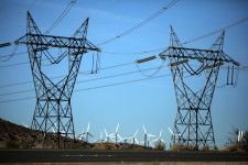 米エネルギー情報局（ＥＩＡ）は９日公表の短期エネルギー見通し（ＳＴＥＯ）で、同国の電力消費は２０２４年と２５年に史上最大に達するとの見通しを示した。写真は２０１７年１１月、カリフォルニア州パームスプリングスで撮影（２０２４年　ロイター /Lucy Nicholson）