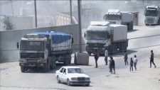 イスラエル政府はパレスチナ自治区ガザに支援物資を搬入するトラックの数が急ピッチに増えていると表明した。一方、国連は人道上、必要最低限のニーズが依然満たされていないと主張している。画像は９日、ラファ検問所からガザに入るトラック。動画から（２０２４年　ロイター／REUTERS TV）