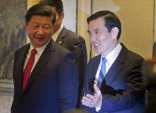 ４月１０日、中国の習近平国家主席（左）と台湾の馬英九前総統（右）は北京で会談した。中国国営メディアが報じた。写真は２０１５年１１月、シンガポールで代表撮影（２０２４年　ロイター）