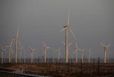 ４月１０日、中国外務省の毛寧報道官は、ＥＵが中国の風力発電タービン企業に対し補助金調査を実施すると発表したことについて、差別的と批判し懸念を表明した。写真は２０２０年９月、甘粛省玉門近郊で撮影（２０２４年　ロイター／Carlos Garcia Rawlins）