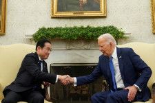 岸田文雄首相は、米首都ワシントンのホワイトハウスでバイデン大統領と会談した。１０日、ホワイトハウスで撮影（２０２４年　ロイター/Kevin Lamarque）