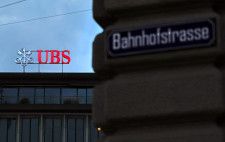 ４月１０日、スイス政府はＵＢＳなどシステム上重要とみなされる国内大手４銀行に対する監督を強化するための具体的な提案を盛り込んだ報告書を公表した。写真はチューリヒのUBS施設前で２０２３年８月撮影（２０２４年　ロイター/Denis Balibouse）