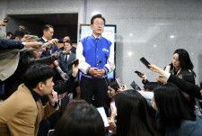 ４月１０日投開票の韓国総選挙は、革新系の最大野党「共に民主党」が過半数を上回る議席を獲得して圧勝した。写真は１０日、ソウルで取材に応じる同党の李在明代表。代表撮影（２０２４年　ロイター）