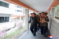 　北朝鮮の金正恩朝鮮労働党総書記は４月１０日、金正日政治軍事大学を視察し、同国を取り巻く不安定な地政学情勢を踏まえると、今こそこれまで以上に戦争に備える時だと述べた。国営の朝鮮中央通信（ＫＣＮＡ）が１１日に報じた。写真は平壌にある同大学を訪問した金氏。１１日に公開された、ＫＣＮＡ提供写真（２０２４年　ロイター）