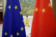 　４月１１日、中国商務省の高官は、欧州連合（ＥＵ）欧州委員会の高官と会談し、ＥＵの補助金に関する調査は中国と欧州の互恵的な協力関係を妨げるもので、中国は断固としてこれに反対すると表明した。写真は欧州連合（ＥＵ）と中国の旗。２０１８年６月、北京で撮影（２０２４年　ロイター/Jason Lee）