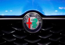 　４月１１日、欧米自動車大手ステランティス傘下のイタリア高級車メーカー、アルファロメオは、同社初の完全電気自動車（ＥＶ）となる小型ＳＵＶ（スポーツタイプ多目的車）「ミラノ」を発表した。写真はアルファロメオのロゴ。スイスのチューリッヒで２０２２年１１月撮影（２０２４　ロイター／Arnd Wiegmann）