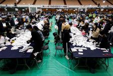 　４月１１日、多くの国の有権者が自国の民主主義と制度への信頼に危機感を抱いている――。スウェーデンに本拠を置く政府間組織「民主主義・選挙支援国際研究所（ＩＤＥＡ）」は１１日公表した報告書でこう指摘した。写真は韓国総選挙の開票の様子。ソウルで１０日撮影（２０２４　ロイター／Kim Soo-hyeon）