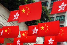 　国際ジャーナリスト組織「国境なき記者団」（ＲＳＦ、本部パリ）は１０日、香港に入境しようとしたスタッフが６時間拘束・取り調べを受けた後、強制退去させられたと発表した。写真は中国と香港の旗。香港で２０２２年６月撮影（２０２４年　ロイター/Joyce Zhou）