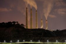 米国を拠点とするシンクタンク、グローバル・エネルギー・モニターが１１日公表した調査によると、世界の石炭火力発電容量は昨年２％増加し、２０１６年以降で最高の伸びとなった。写真は２０２０年７月、インドネシアのスララヤで撮影（２０２４年　ロイター/Willy Kurniawan）