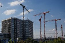 　ドイツの複数の建設業界団体は１１日、共同声明を発表し、国内で新築住宅建設が急減しており、景気の回復が妨げられる恐れがあると表明、住宅危機に対応するため、年間２３０億ユーロ（２４７億ドル）の補助金が必要だと主張した。ベルリンで２０２３年９月撮影（２０２４年　ロイター／Lisi Niesner）