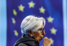 欧州中央銀行（ＥＣＢ）は１１日の理事会で、主要政策金利を予想通り据え置いた上で、近く利下げに踏み切る可能性を示唆した。２０２３年１２月撮影（２０２４年　ロイター/Kai Pfaffenbach）