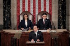 岸田文雄首相は１１日、米議会の上下両院合同会議で演説し、日本も米国とともに国際秩序を守る義務を負うと強調した。（２０２４年　ロイター/Michael A. McCoy）