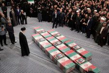　シリアにある大使館を攻撃され、イスラエルへの報復に踏み切る懸念が高まるイランに対し、ドイツと英国は４月１１日、自制を促した。写真は、イスラエルによる攻撃で死亡した革命防衛隊のメンバーの棺を前にする、イランの最高指導者ハメネイ師。４日、テヘランで行われた葬儀で撮影。Office of the Iranian Supreme Leader/WANA (West Asia News Agency)提供（２０２４年　ロイター）