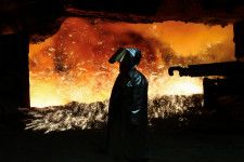 　ドイツの鉄鋼・エンジニアリング大手ティッセンクルップは４月１１日、問題を抱えている鉄鋼部門について、リストラ計画の詳細を明らかにした。デュイスブルク工場の生産能力を大幅削減するほか、人員削減を含む方策が盛り込まれた。昨年１１月、デュイスブルクで撮影（２０２４年　ロイター/Wolfgang Rattay）