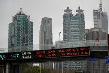 　中国で事業展開している多国籍企業の間で、現地事業の資金確保のために人民元建て債券（パンダ債）を発行する動きが増えている。過去６年間で初めて、米ドルで調達するよりもコストが安くなったためだ。写真は上海と深センの株価ボード。昨年3月、上海で撮影（２０２４年　ロイター/Aly Song）