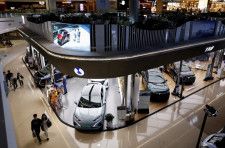 　４月１２日、調査会社ロー・モーションが発表したデータによると、世界の完全電気自動車（ＢＥＶ）とプラグインハイブリッド車（ＰＨＥＶ）の販売台数は３月に前年同月比１２％増の１２３万台となった。写真は北京のショッピングモールに展示されたＥＶ。昨年１１月撮影（２０２４　ロイター／Tingshu Wang）