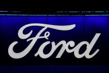 　４月１１日、米自動車大手フォード・モーターは、電動ピックアップトラック「Ｆ─１５０ライトニング」の一部モデルで価格を最大５５００ドル引き下げたと発表した。写真はフォードのロゴ。米ニューヨークのマンハッタンで３月撮影（２０２４　ロイター／David Dee Delgado）