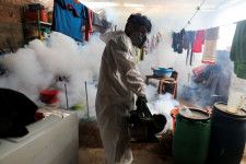 ペルー政府は、今年に入って同国でデング熱による死者数が前年の同じ時期の３倍以上に達していると明らかにした。デング熱を媒介する蚊の駆除にあたる作業員、３月撮影（２０２４年　ロイター／Sebastian Castaneda）