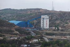 　４月１２日、中国国家発展改革委員会は、一般炭の価格と発電所への供給を安定させることを目的に、２０２７年までに国内の石炭生産能力備蓄制度を確立する規則を最終決定した。写真は、中国陝西省楡林市の炭鉱全景。２０２３年４月撮影（２０２４年　ロイターTingshu Wang）