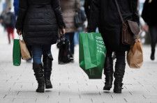 　４月１２日、ドイツ連邦統計庁が発表した３月の消費者物価指数（ＣＰＩ）改定値は欧州連合（ＥＵ）基準（ＨＩＣＰ）で前年同月比２．３％上昇と、速報から変わらなかった。写真は、ドイツ・ハンブルクの繁華街で買い物袋を運ぶ人々。２０１８年１月撮影（２０２４年　ロイター/Fabian Bimmer）