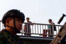 ミャンマー武装勢力が要衝制圧を宣言、タイ国境に避難民殺到